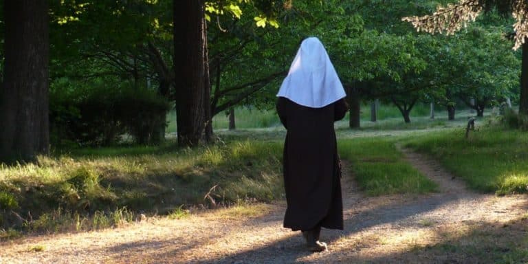 Photo d'une religieuse en marche
