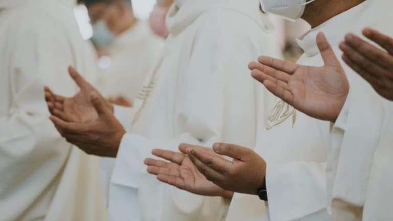 photos de prière de religieux catholiques